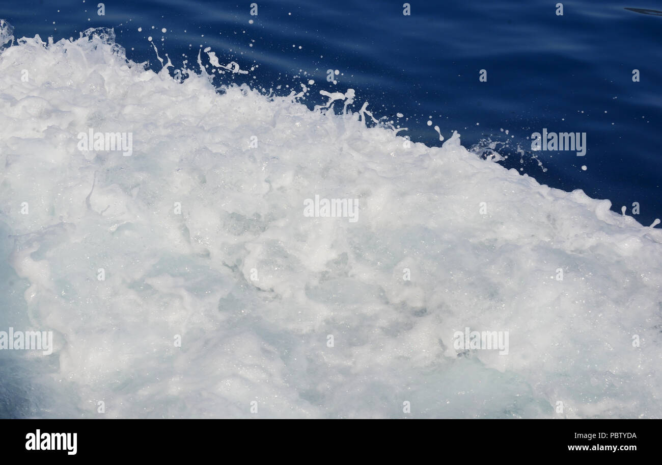 Les vagues de la mer et de la mousse en Grèce Banque D'Images