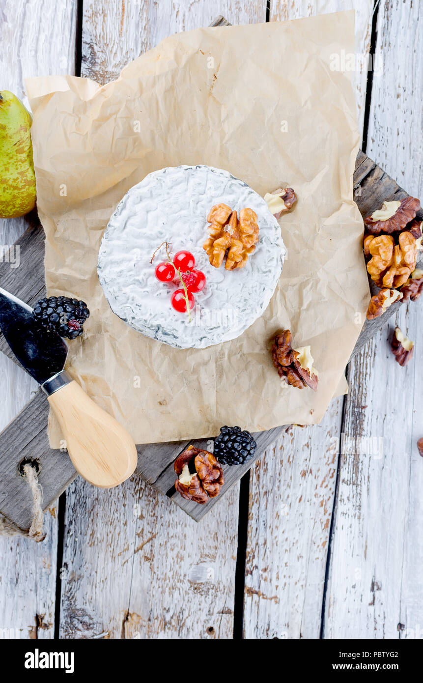 Tête de caillé de fromage bleu et olives. Le miel et poire, pomme sur la vieille table en bois blanc, vue du dessus Banque D'Images