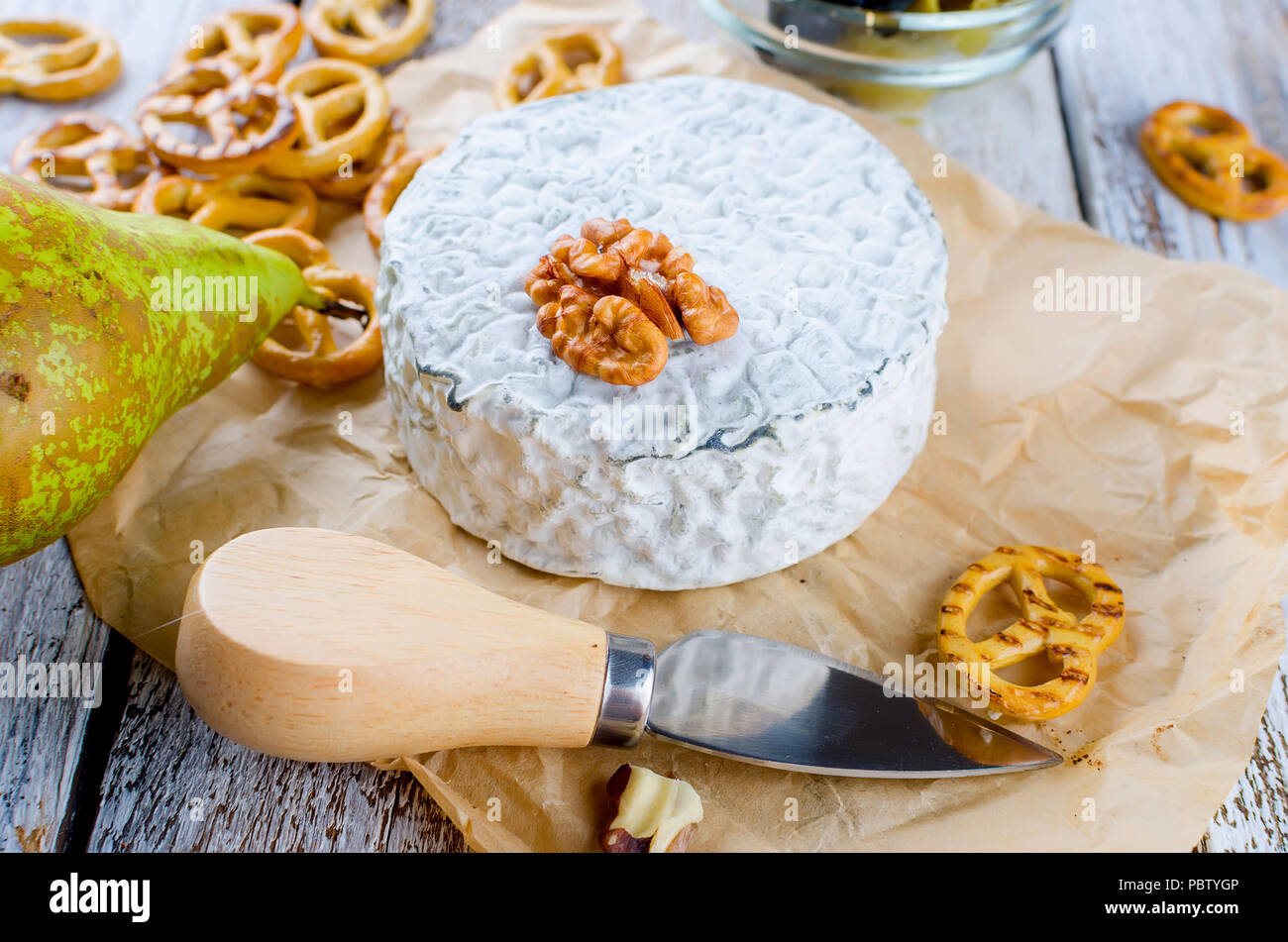 Tête de caillé de fromage bleu et olives. Le miel et poire, pomme sur la vieille table en bois blanc, vue du dessus Banque D'Images