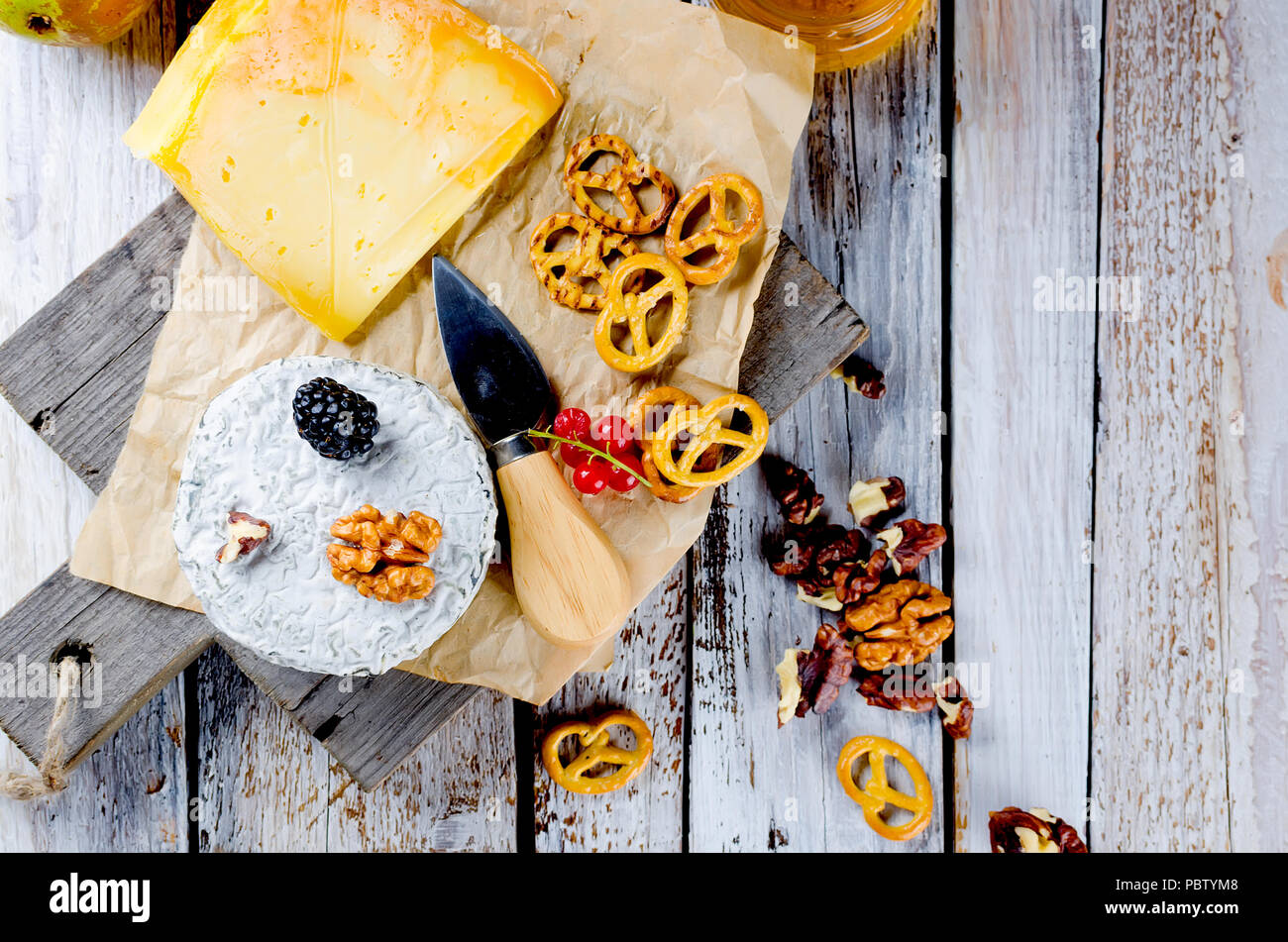Tête de caillé de fromage bleu et olives. Le miel et poire, pomme sur la vieille table en bois blanc, vue du dessus Banque D'Images