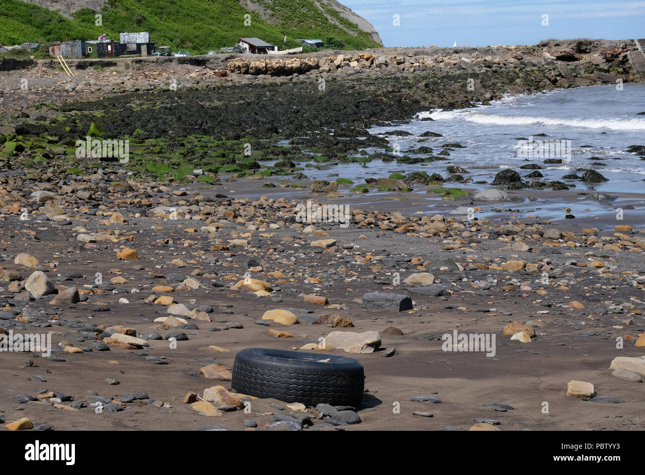 Les ordures et les déchets échoués sur les plages de Yorkshire par les marées Banque D'Images