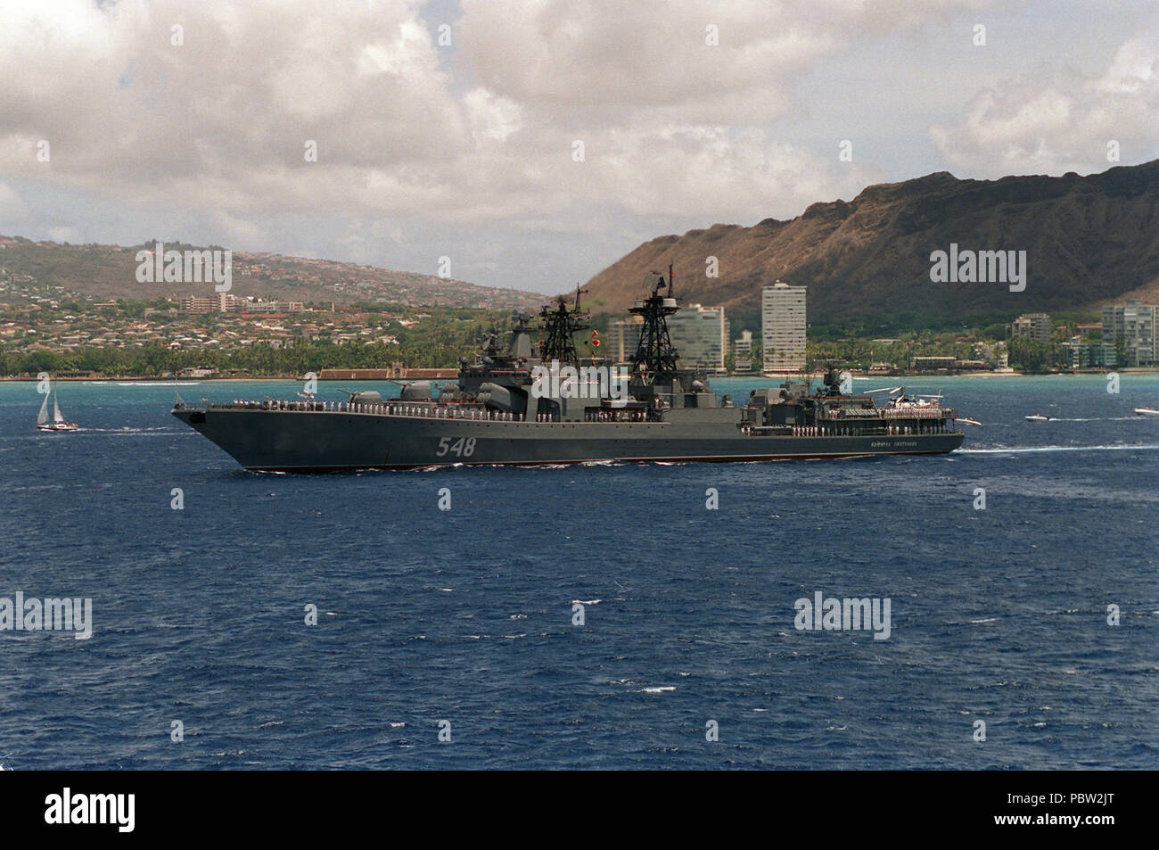 L'amiral Panteleyev. Le destroyer lance-missiles russe AMIRAL PANTELEYEV Diamond Head passe dans le cadre d'une parade de navires durant le 50ème anniversaire de V-J Day dans la célébration de la fin de la Seconde Guerre mondiale. L'AMIRAL PANTELEYEV est homeported à Vladivostok dans la mer du Japon. Banque D'Images