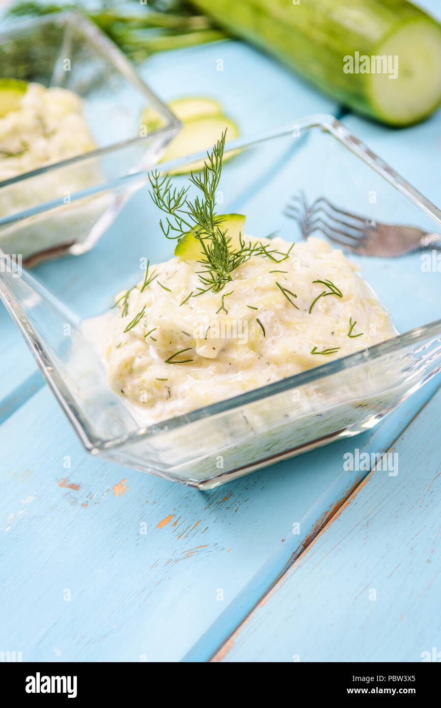 La cuisine grecque traditionnelle de tzatziki. Sauce de concombre, l'ail, l'aneth et yogourt Banque D'Images
