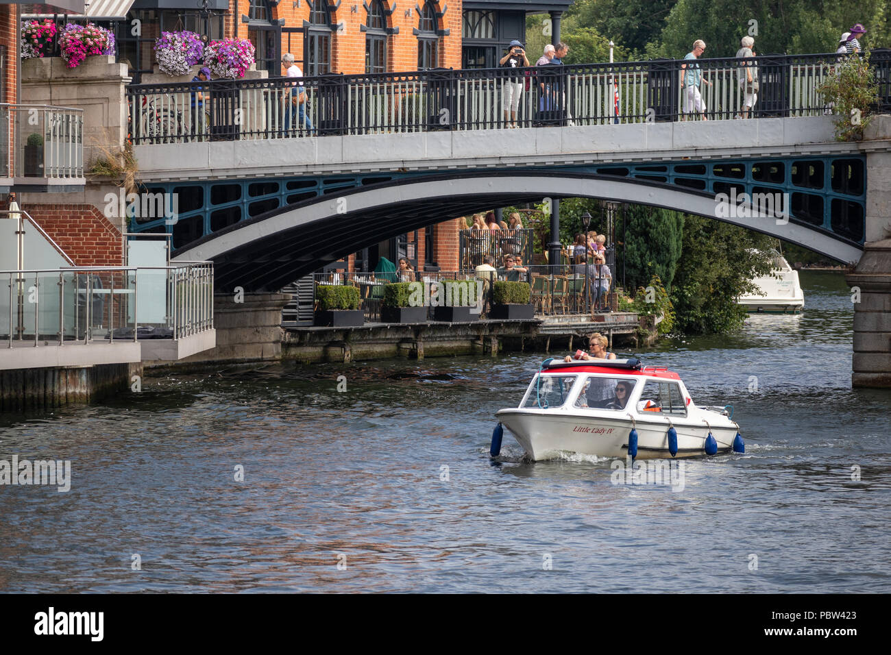 WINDSOR, WINDSOR ET MAIDENHEAD/UK - Juillet 22 : bateau croisière sur la Tamise à Windsor, Windsor et Maidenhead le 22 juillet 2018. Des personnes non identifiées Banque D'Images