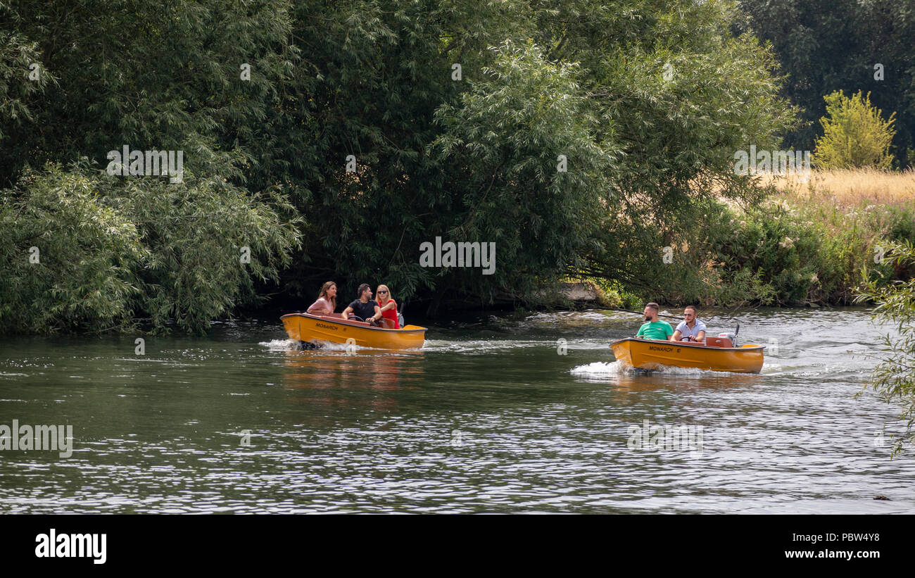WINDSOR, WINDSOR ET MAIDENHEAD/UK - 22 juillet : Deux petites vedettes croisière sur la Tamise à Windsor, Windsor et Maidenhead le 22 juillet 2018. Des personnes non identifiées Banque D'Images