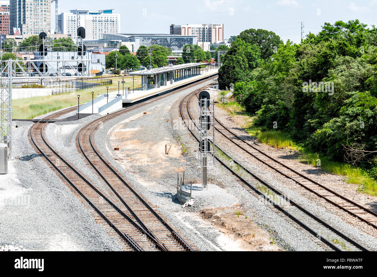 Raleigh, États-Unis - 13 mai 2018 : Centre-ville de North Carolina city skyscrapers, hôtels au cours de journée avec des immeubles modernes, des entreprises industrielles, railroad Banque D'Images