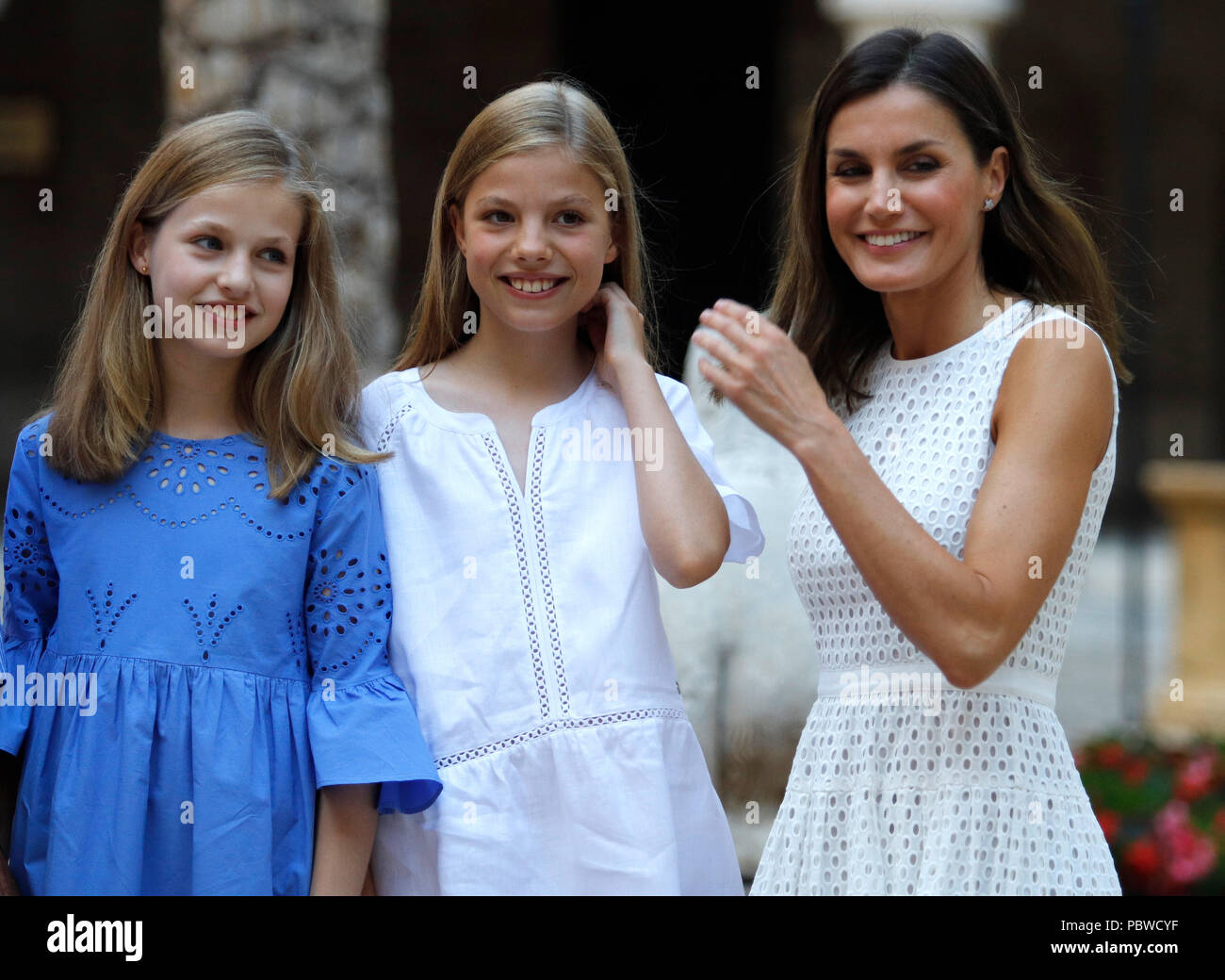 29.07.2018, l'Espagne, Palma de Majorque : Spain's Queen Letizia (r) et ses filles, la Princesse Leonor (l) et de la Princesse Sofia (M) sont debout à la séance photo au Palais Royal La Almudaina pendant leurs vacances d'été sur l'île des Baléares de Majorque espagnol. Photo : Clara Margais/dpa Banque D'Images