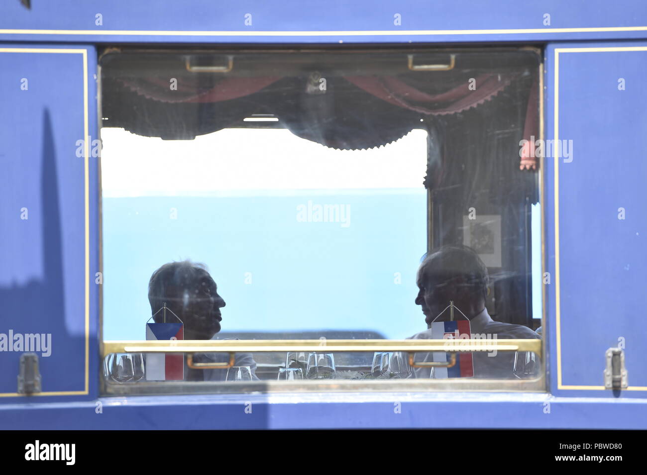 Hodonin, République tchèque. 29 juillet, 2018. Le Président tchèque Milos Zeman (à gauche) et le président slovaque Andrej Kiska (droite) aller d'Hodonin (République tchèque) à Topolcianky (Slovaquie) par train historique dans les célébrations de 100 ans à partir de la création de l'Etat tchécoslovaque indépendant le 29 juillet 2018. Photo : CTK Vaclav Salek/Photo/Alamy Live News Banque D'Images