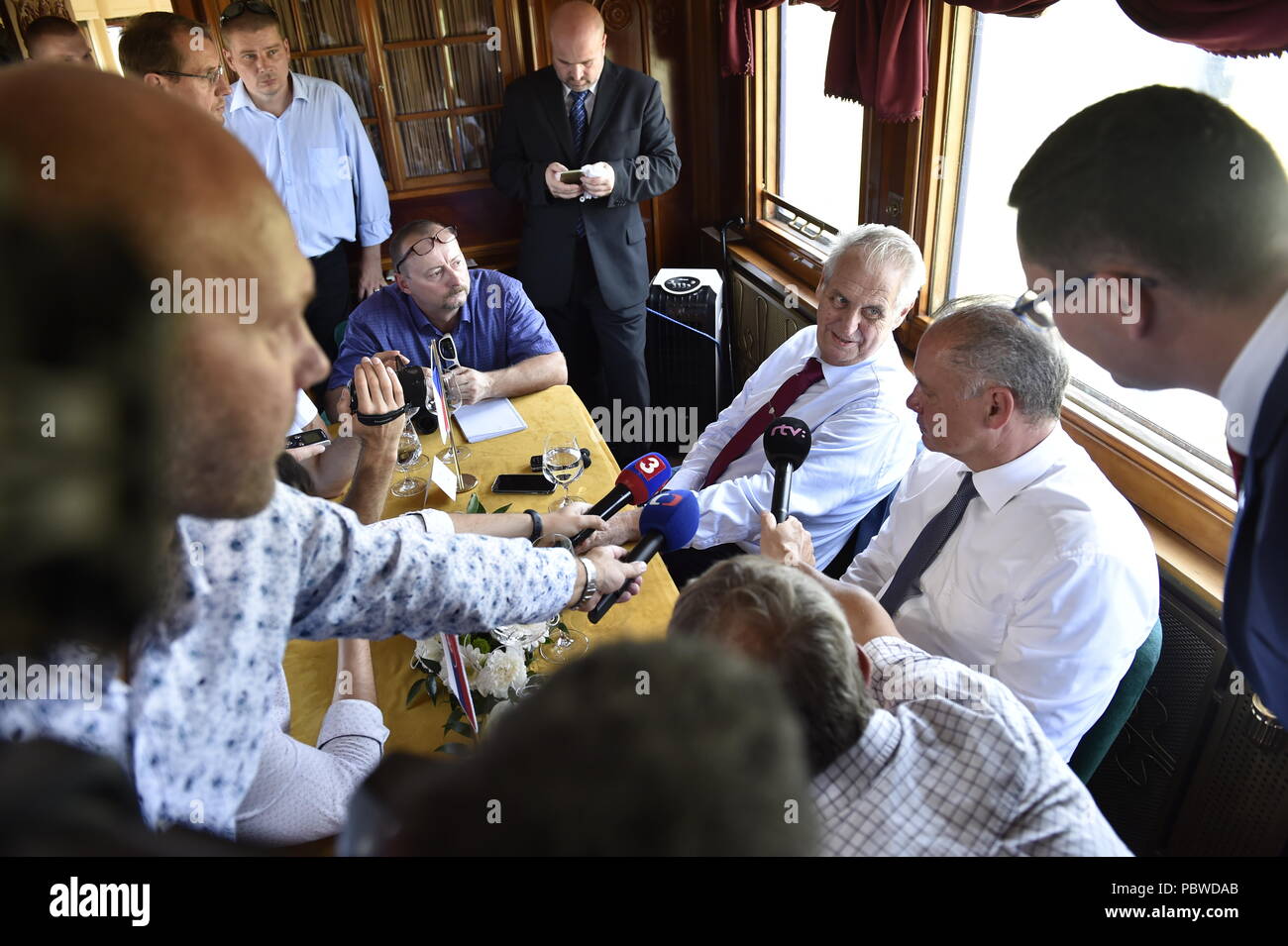 Hodonin, République tchèque. 29 juillet, 2018. Le Président tchèque Milos Zeman (à gauche) et le président slovaque Andrej Kiska (à droite) parle aux journalistes lors d'un voyage par train historique de Hodonin (République tchèque) à Topolcianky (Slovaquie) dans les célébrations de 100 ans à partir de la création de l'Etat tchécoslovaque indépendant le 29 juillet 2018. Credit : Dalibor Gluck/CTK Photo/Alamy Live News Banque D'Images