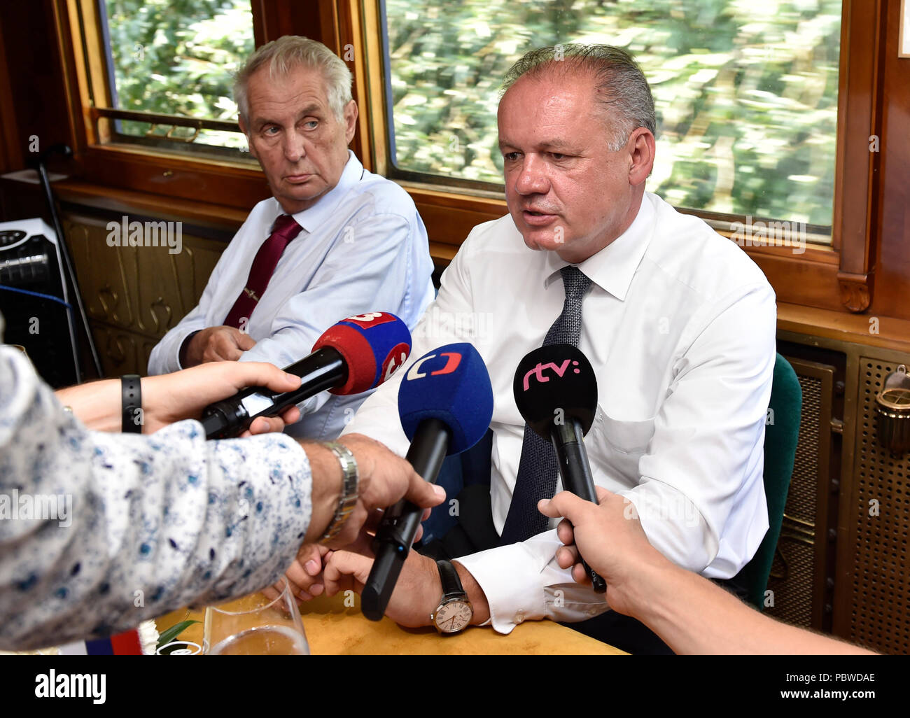 Hodonin, République tchèque. 29 juillet, 2018. Le Président tchèque Milos Zeman (à gauche) et le président slovaque Andrej Kiska (à droite) parle aux journalistes lors d'un voyage par train historique de Hodonin (République tchèque) à Topolcianky (Slovaquie) dans les célébrations de 100 ans à partir de la création de l'Etat tchécoslovaque indépendant le 29 juillet 2018. Credit : Dalibor Gluck/CTK Photo/Alamy Live News Banque D'Images