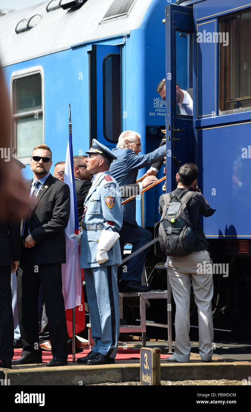 Hodonin, République tchèque. 29 juillet, 2018. Le Président tchèque Milos Zeman (centre) et le président slovaque Andrej Kiska (pas vu) à bord d'un train et d'aller d'Hodonin (République tchèque) à Topolcianky (Slovaquie) par train historique dans les célébrations de 100 ans à partir de la création de l'Etat tchécoslovaque indépendant le 29 juillet 2018. Photo : CTK Vaclav Salek/Photo/Alamy Live News Banque D'Images