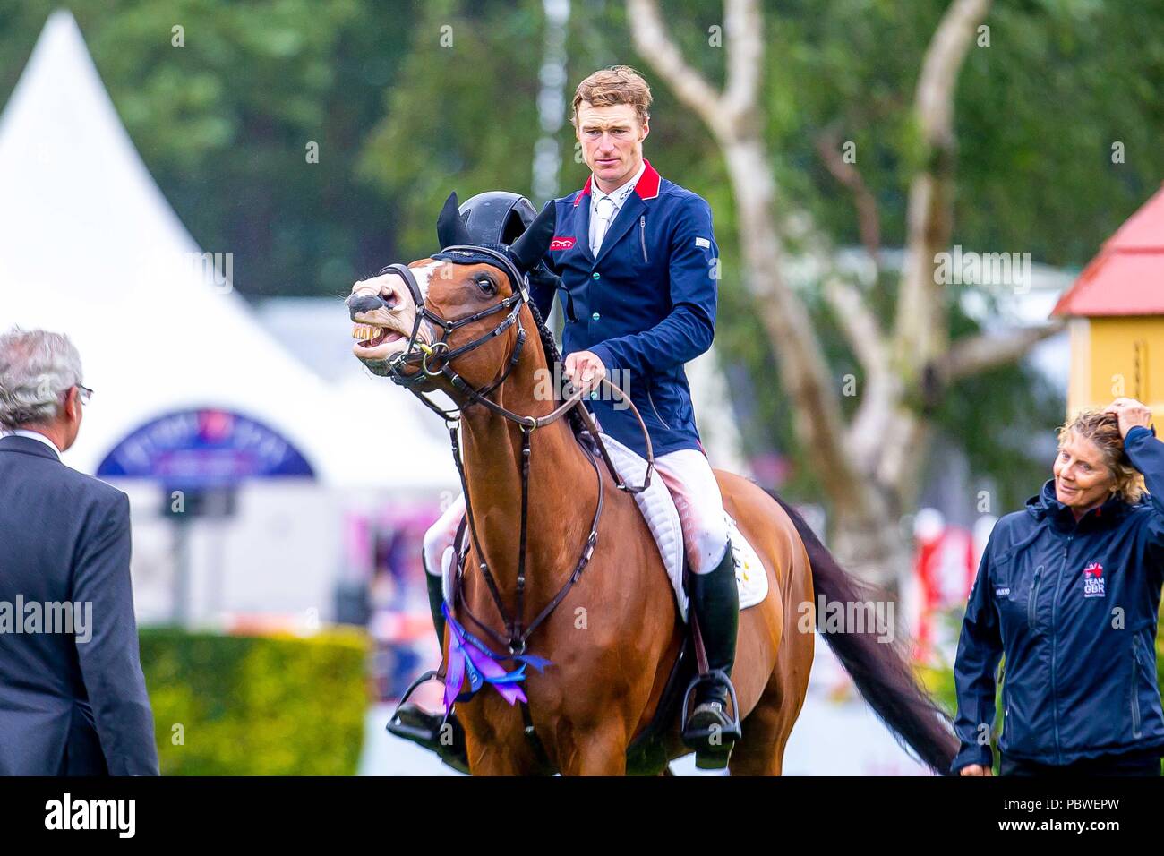 Hickstead, Sussex, UK. 29 juillet 2018. La deuxième place. Team GB. William Whitaker équitation Utamaro D Ecaussines. Remise des prix. Concours hippique. Longines Jumping FEI Nations Cup de Grande-bretagne au Royal International Horse Show BHS. Tous les cours de saut de l'Angleterre. Hickstead. La Grande-Bretagne. 29/07/2018. Credit : Sport en images/Alamy Live News Banque D'Images