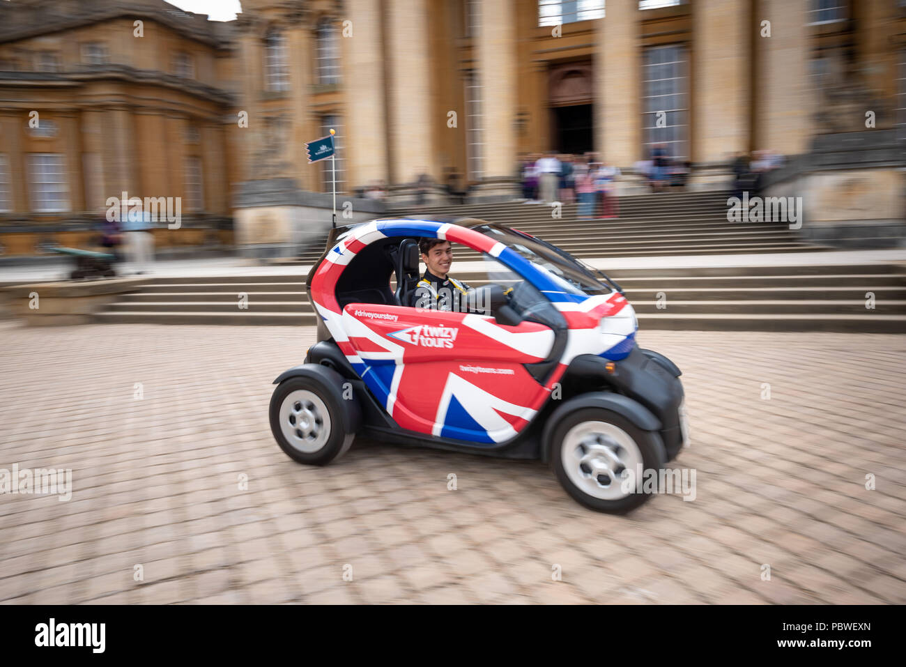 30 juillet 2018. Blenheim Palace, Oxfordshire, UK. Lancement de Twizy Tours à Blenheim Palace avec Jack Aitken (22), 3e et le pilote de réserve pour Renault Sport F1 Team. La Twizy est une voiture électrique à deux places, c'est équipé d'un GPS-guidée, qui joue un commentaire sur le passager lorsque près de certains points d'intérêt autour de l'Blenheim Palace estate. Crédit : Andrew Walmsley/Alamy Live News Banque D'Images