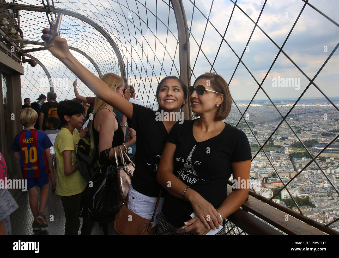 Paris, France. 21 juillet, 2018. Les touristes le 'Selfies'' sur le haut de la Tour Eiffel à Paris, France. La tour a été construite à partir de 1887''"89 que l'entrée de l'Exposition Universelle de 1889. Il est devenu une icône culturelle mondiale de la France et l'une des plus reconnaissables de structures dans le monde. La Tour Eiffel est le monument le plus visité au monde a payé 6,91 millions de personnes ; il est monté en 2015. Crédit : Leigh Taylor/ZUMA/Alamy Fil Live News Banque D'Images