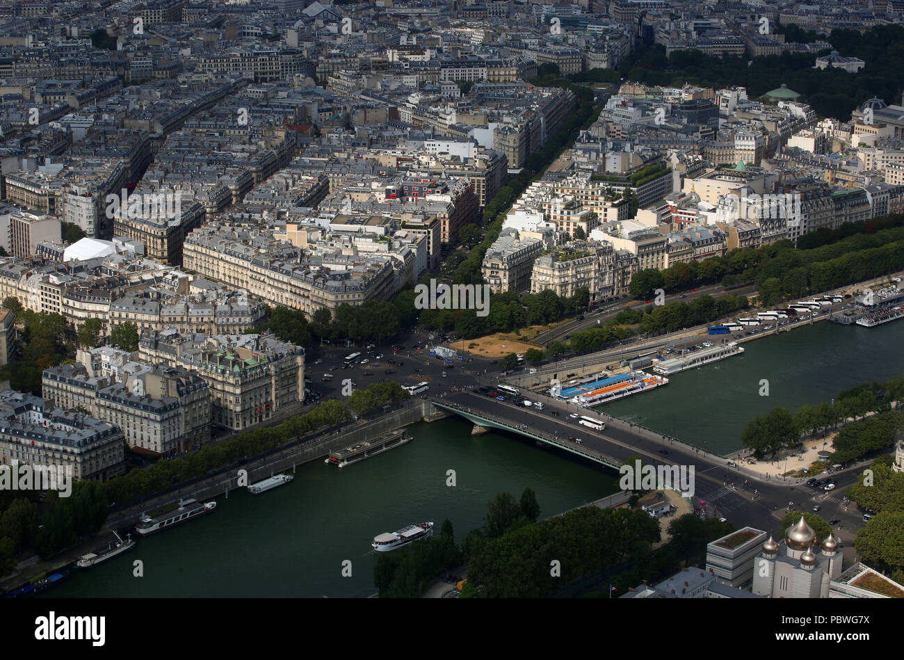 Paris, France. 21 juillet, 2018. À la recherche sur Paris, France depuis le sommet de la Tour Eiffel. La tour a été construite à partir de 1887Ã¢â€'89 que l'entrée de l'Exposition Universelle de 1889. Il est devenu une icône culturelle generally de France et l'une des plus reconnaissables de structures dans le monde. La Tour Eiffel est le monument le plus visité au monde a payé 6,91 millions de personnes ; il est monté en 2015. Crédit : Leigh Taylor/ZUMA/Alamy Fil Live News Banque D'Images