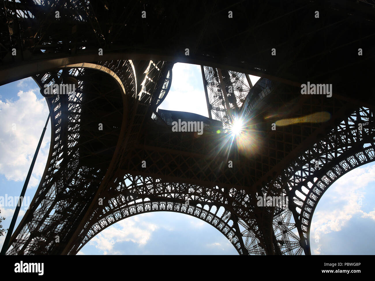 Paris, France. 21 juillet, 2018. Le dessous de la Tour Eiffel à Paris, France. La tour a été construite à partir de 1887Ã¢â€'89 que l'entrée de l'Exposition Universelle de 1889. Il est devenu une icône culturelle generally de France et l'une des plus reconnaissables de structures dans le monde. La Tour Eiffel est le monument le plus visité au monde a payé 6,91 millions de personnes ; il est monté en 2015. Crédit : Leigh Taylor/ZUMA/Alamy Fil Live News Banque D'Images