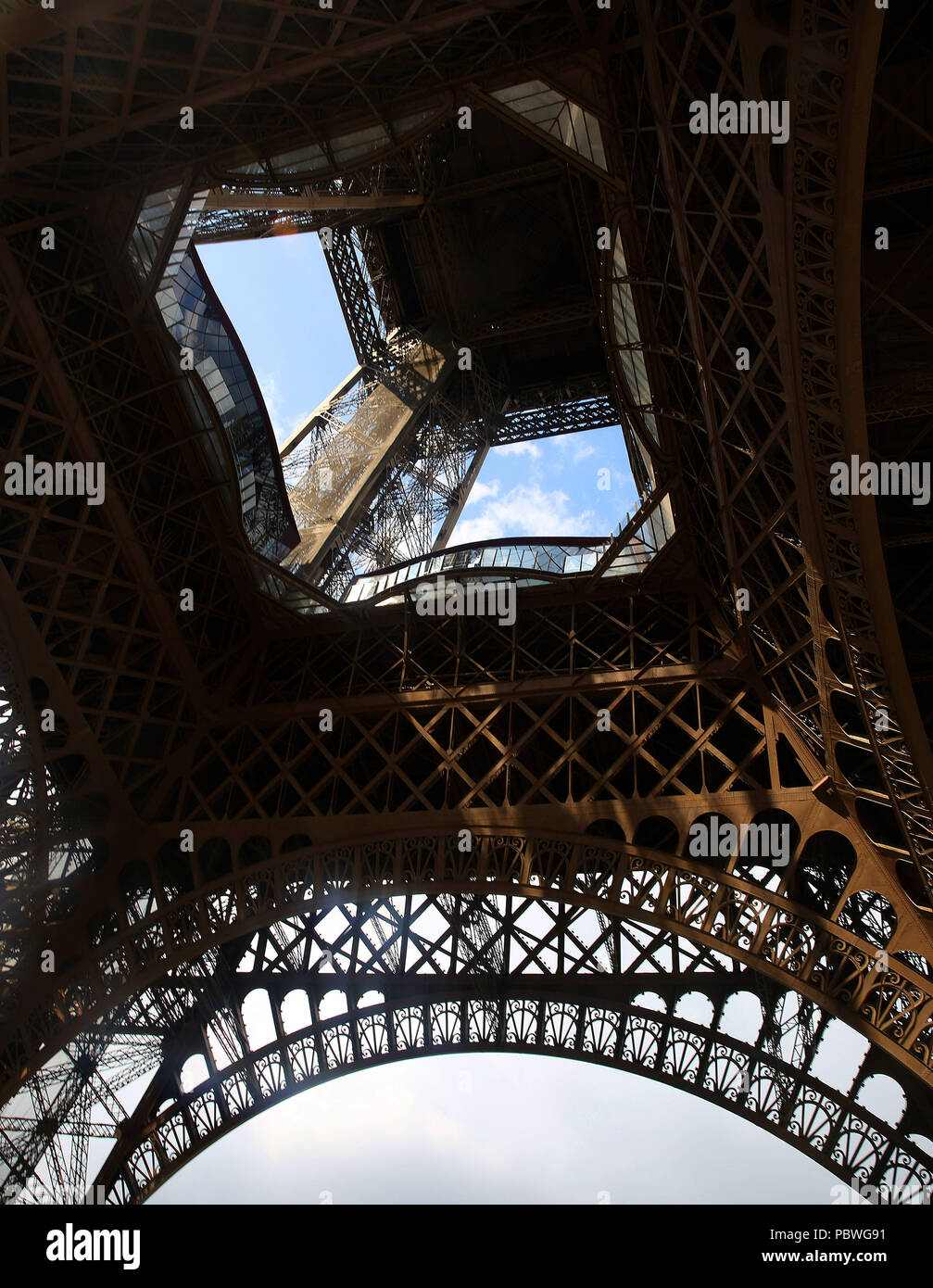 Paris, France. 21 juillet, 2018. Le dessous de la Tour Eiffel à Paris, France. La tour a été construite à partir de 1887''"89 que l'entrée de l'Exposition Universelle de 1889. Il est devenu une icône culturelle generally de France et l'une des plus reconnaissables de structures dans le monde. La Tour Eiffel est le monument le plus visité au monde a payé 6,91 millions de personnes ; il est monté en 2015. Crédit : Leigh Taylor/ZUMA/Alamy Fil Live News Banque D'Images