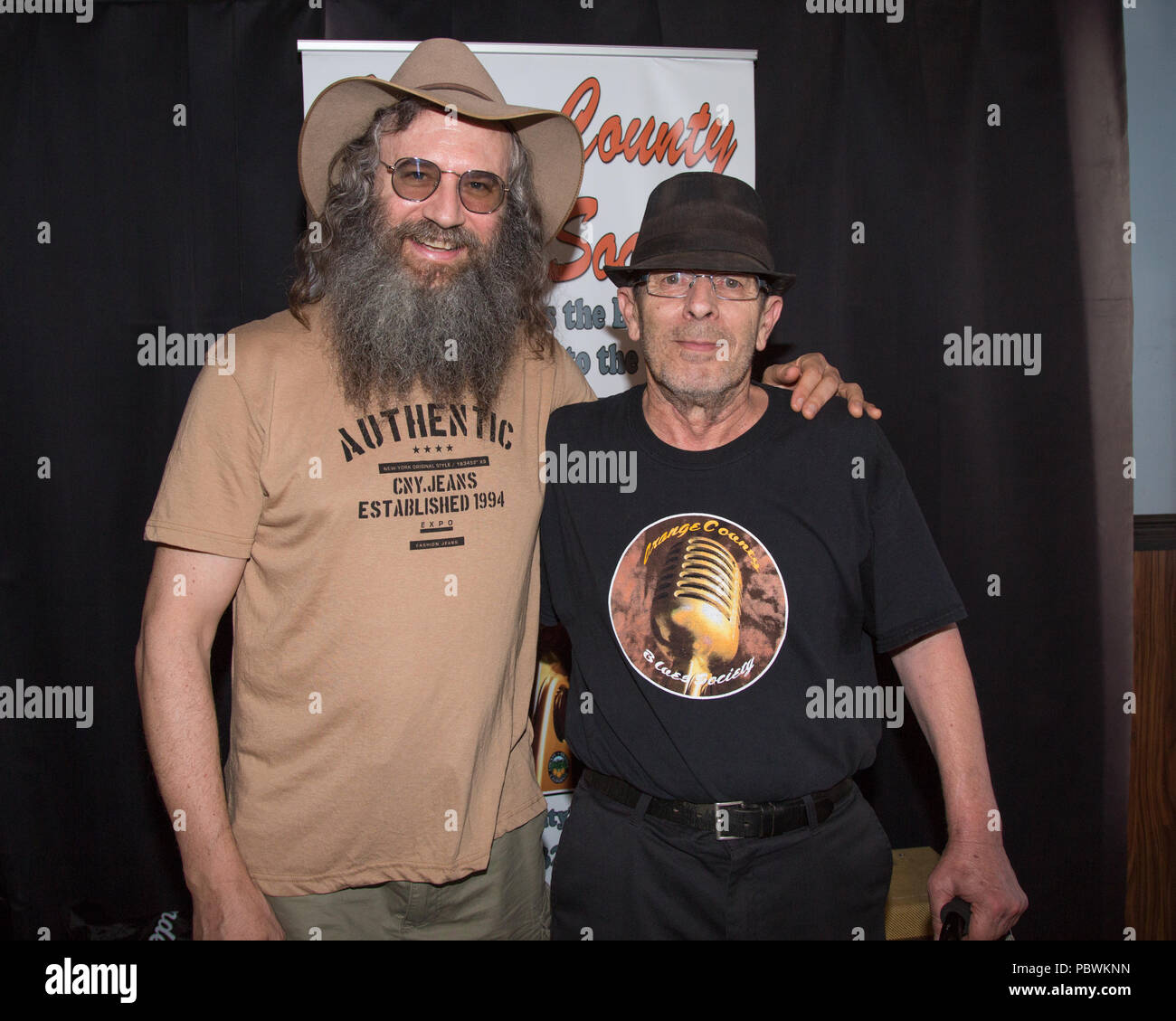 Yorba Linda, Californie, États-Unis. 29 juillet, 2018. Musique Artiste Lazer Lloyd et Papa J (Jeffrey Hudson), président de l'Orange County Blues Society qui fréquentent le Blues pour douces à l'Orange County Blues Society avec Lloyd Lazer s'est tenue à la rue principale Restaurant à Yorba Linda, Californie. Credit : Sheri Determan/Alamy Live News Banque D'Images