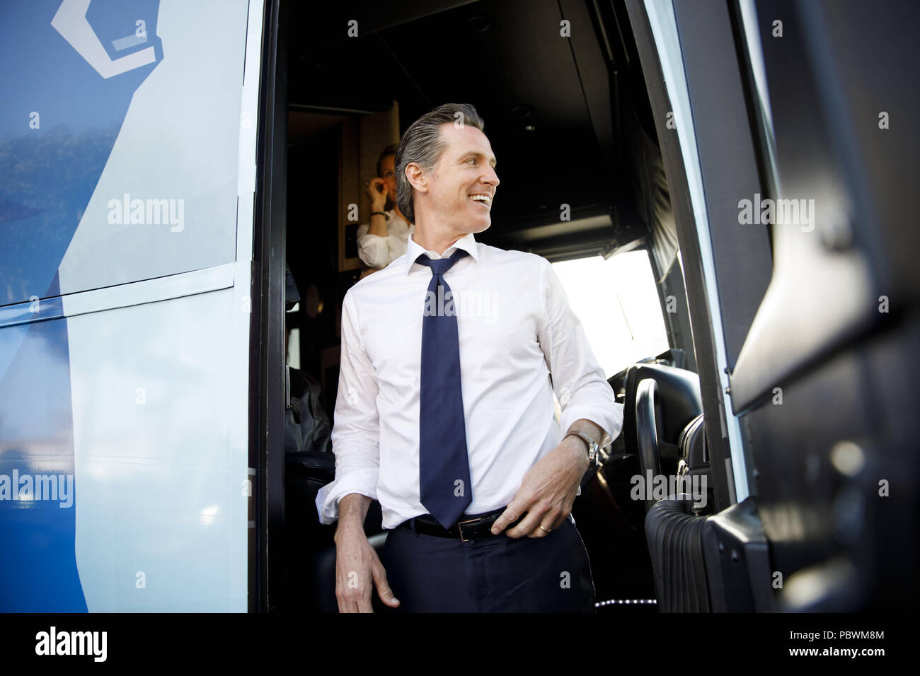 Los Angeles, Californie, USA. 31 mai, 2018. Gavin Newsom, candidat démocratique pour le poste de gouverneur de Californie, reçoit un rasage au cours d'une visite de campagne à l'Stakely Coiffure beauté avec la marque du comté Ridley Thomas le jeudi 31 mai 2018 à Los Angeles, Californie © 2018 Patrick T. Fallon Crédit : Patrick Fallon/ZUMA/Alamy Fil Live News Banque D'Images