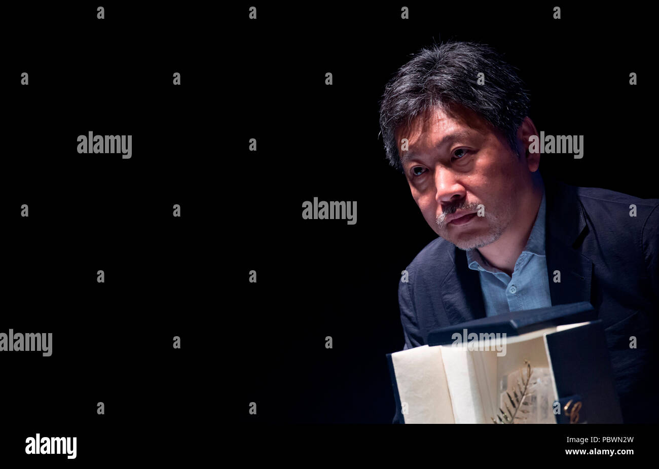 Hirokazu Koreeda, 30 juillet 2018 : directeur Hirokazu Koreeda japonais assiste à une conférence de presse pour promouvoir son drame 'Shoplifters' dans un théâtre à Séoul, Corée du Sud. Koreeda a remporté le Palme D'Or au 71e Festival de Cannes en mai 2018 pour son travail "hoplifters'. Credit : Lee Jae-Won/AFLO/Alamy Live News Banque D'Images