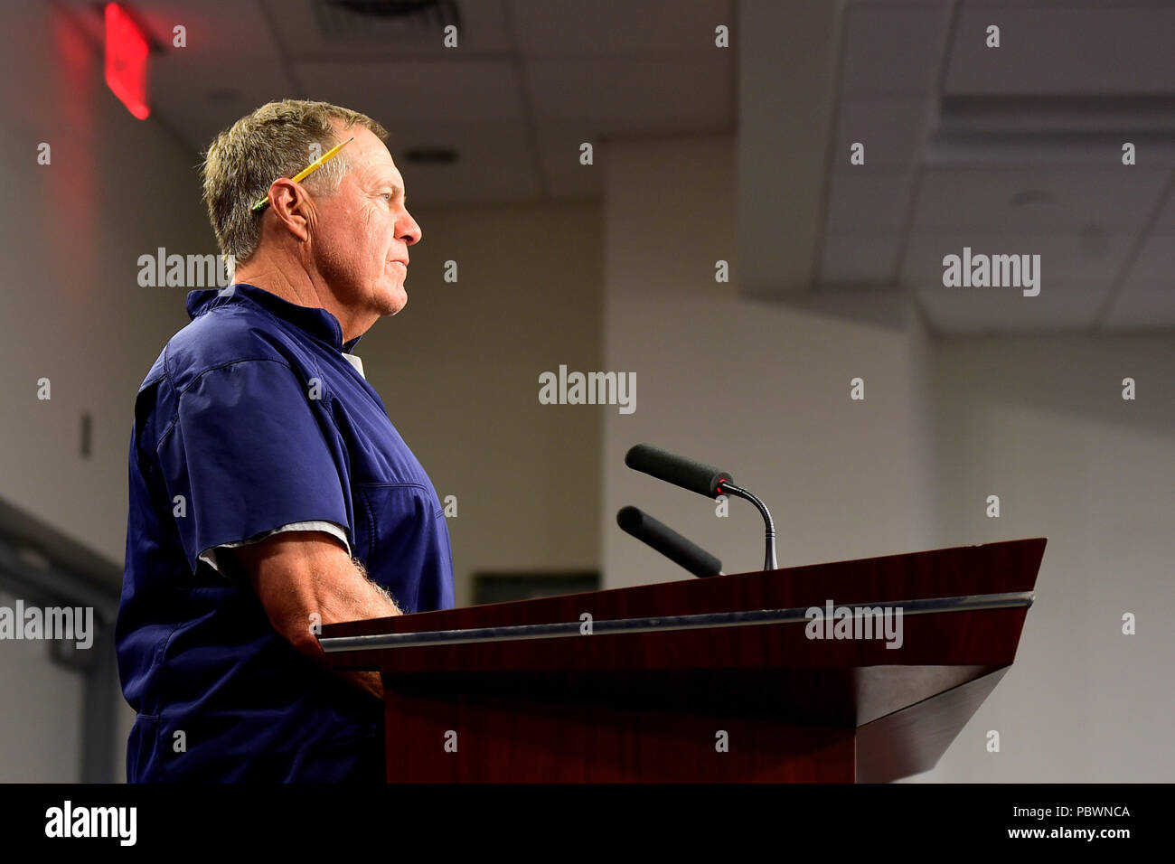 Foxborough, Massachusetts, USA. 30 juillet, 2018. New England Patriots l'entraîneur-chef Bill Belichick est au podium pour une conférence de presse au New England Patriots training camp tenu au Stade Gillette, à Foxborough, Massachusetts. Eric Canha/CSM/Alamy Live News Banque D'Images