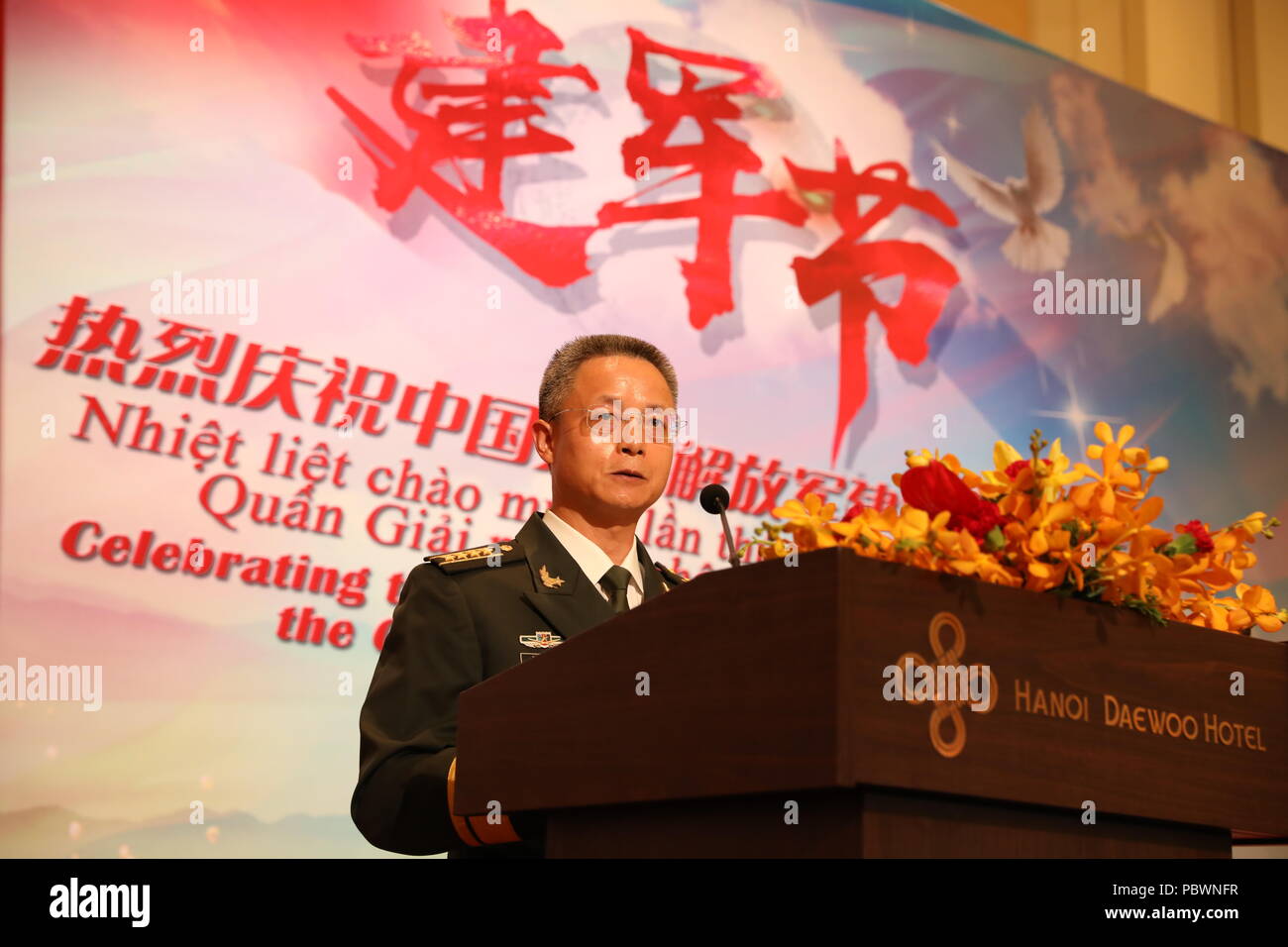 Hanoi, Vietnam. 30 juillet, 2018. Luo Bin, l'attaché militaire de l'ambassade de Chine au Vietnam, prononce un discours lors d'une réception à Hanoi, capitale du Vietnam, le 30 juillet 2018. L'ambassade de Chine a organisé une réception ici lundi pour célébrer le 91e anniversaire de la fondation de l'Armée de libération du peuple chinois, qui tombe le 1 août. Credit : Wang Di/Xinhua/Alamy Live News Banque D'Images