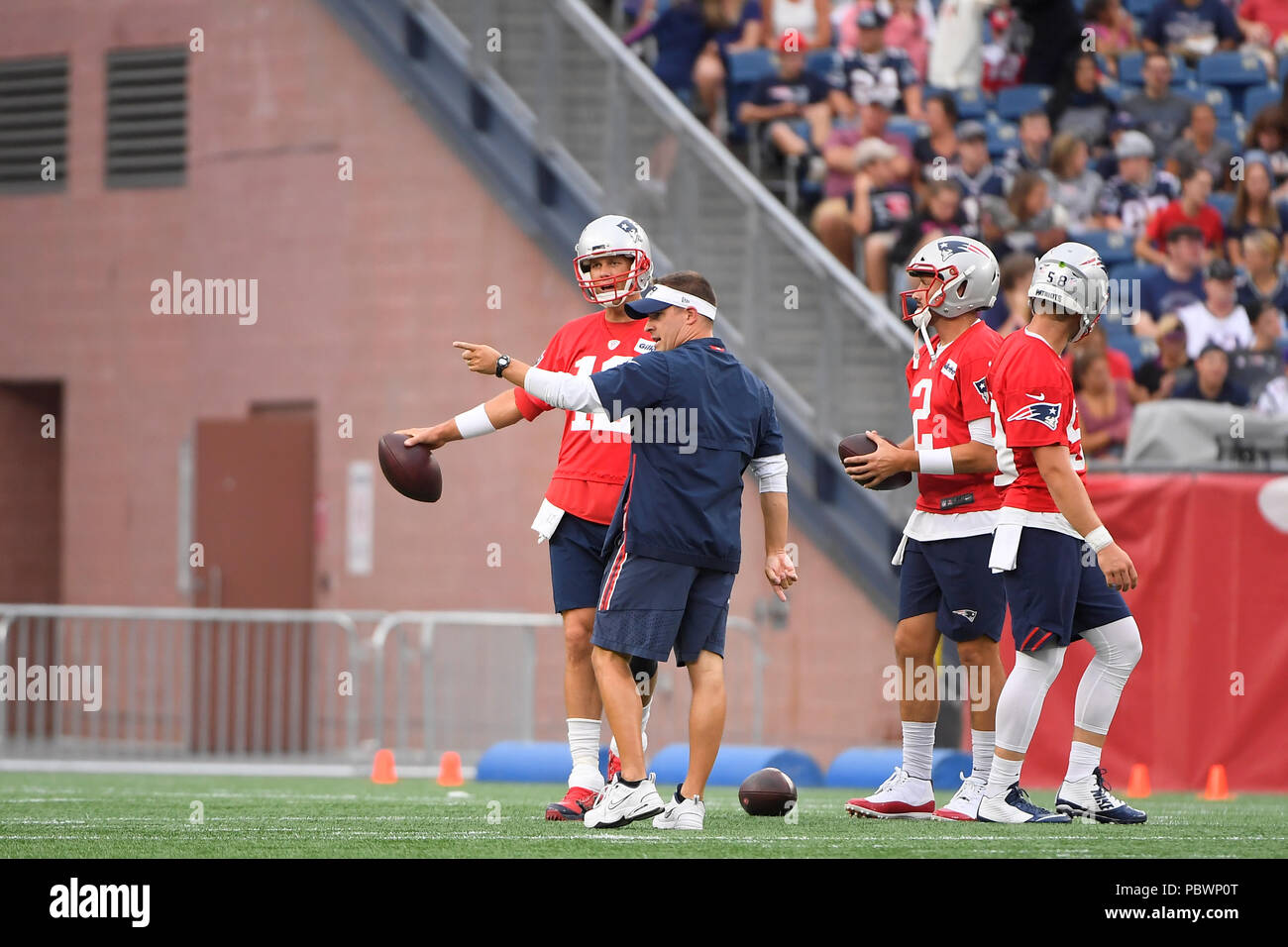 Foxborough, Massachusetts, USA. 30 juillet, 2018. New England Patriots quarterback Tom Brady (12) et de coordonnateur offensif/quarts-arrières coach Josh McDaniels parler sur le champ à la New England Patriots training camp tenu au Stade Gillette, à Foxborough, Massachusetts. Eric Canha/CSM/Alamy Live News Banque D'Images