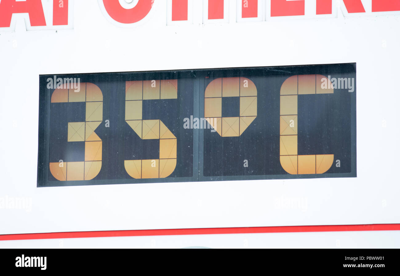 30.07.2018, l'Allemagne, Herford : '35 degrés Celsius" sur l'écran d'un thermomètre. À des températures autour de 35 degrés Celsius en NRW beaucoup de gens cherchent à refroidir pendant la chaleur de l'été par exemple dans une piscine extérieure. Juillet est un des mois les plus chauds depuis le début des relevés météorologiques. De toutes choses, le haut 'Juillet' pourrait établir un nouveau record de chaleur à la fin du mois. Photo : Friso Gentsch/dpa Banque D'Images