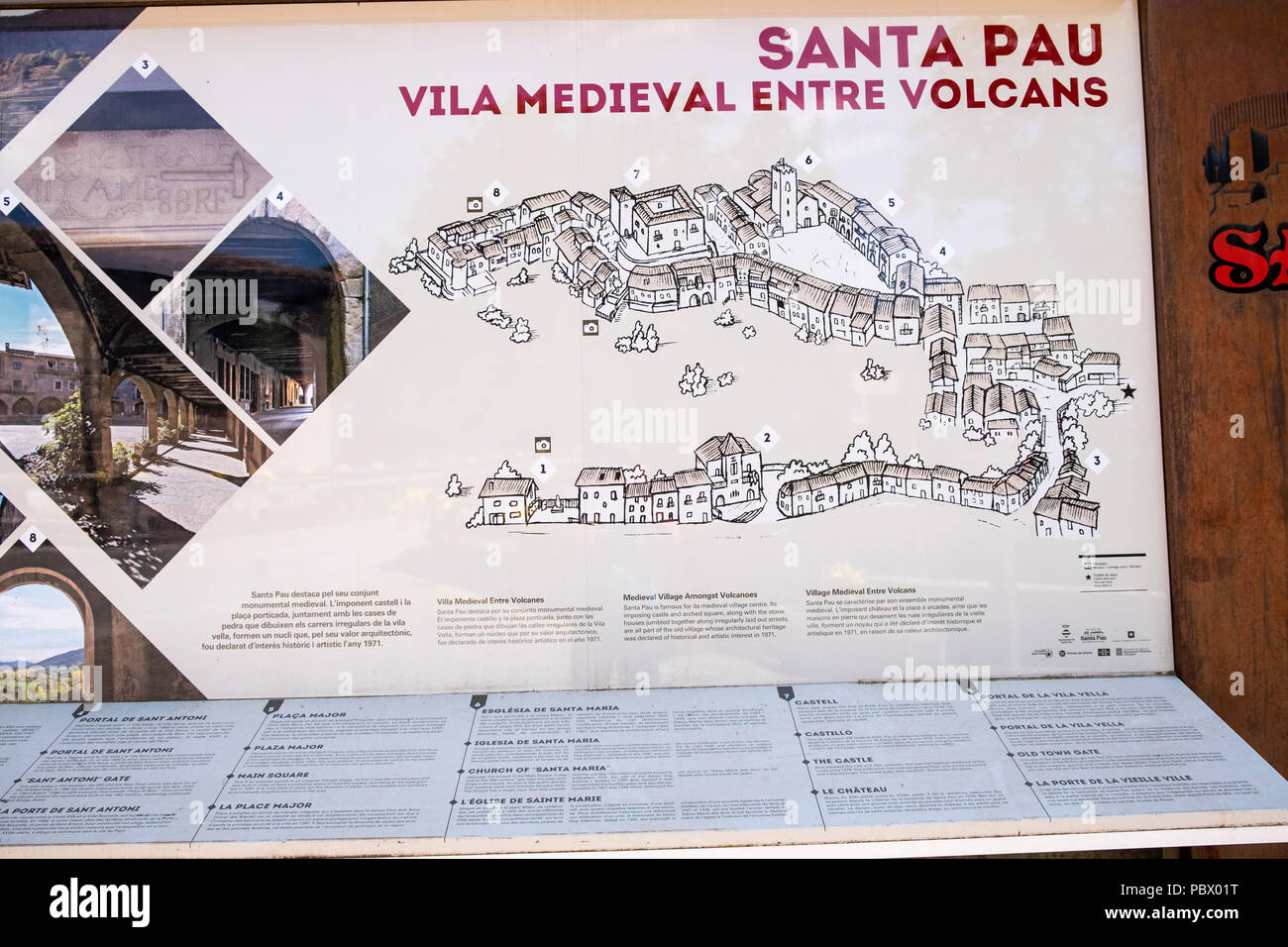 Des panneaux d'information avec des plans et des dessins de l'ancien centre du village médiéval de Santa Pau dans la zone volcanique de la Garrotxa, Catalunya, Espagne Banque D'Images