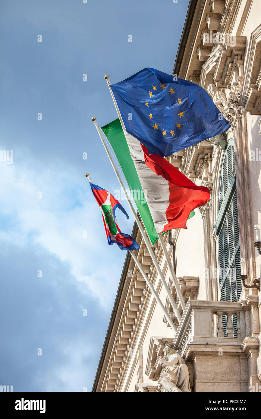 drapeaux du palais quirinal. Rome, région du Latium, Italie, Europe Banque D'Images