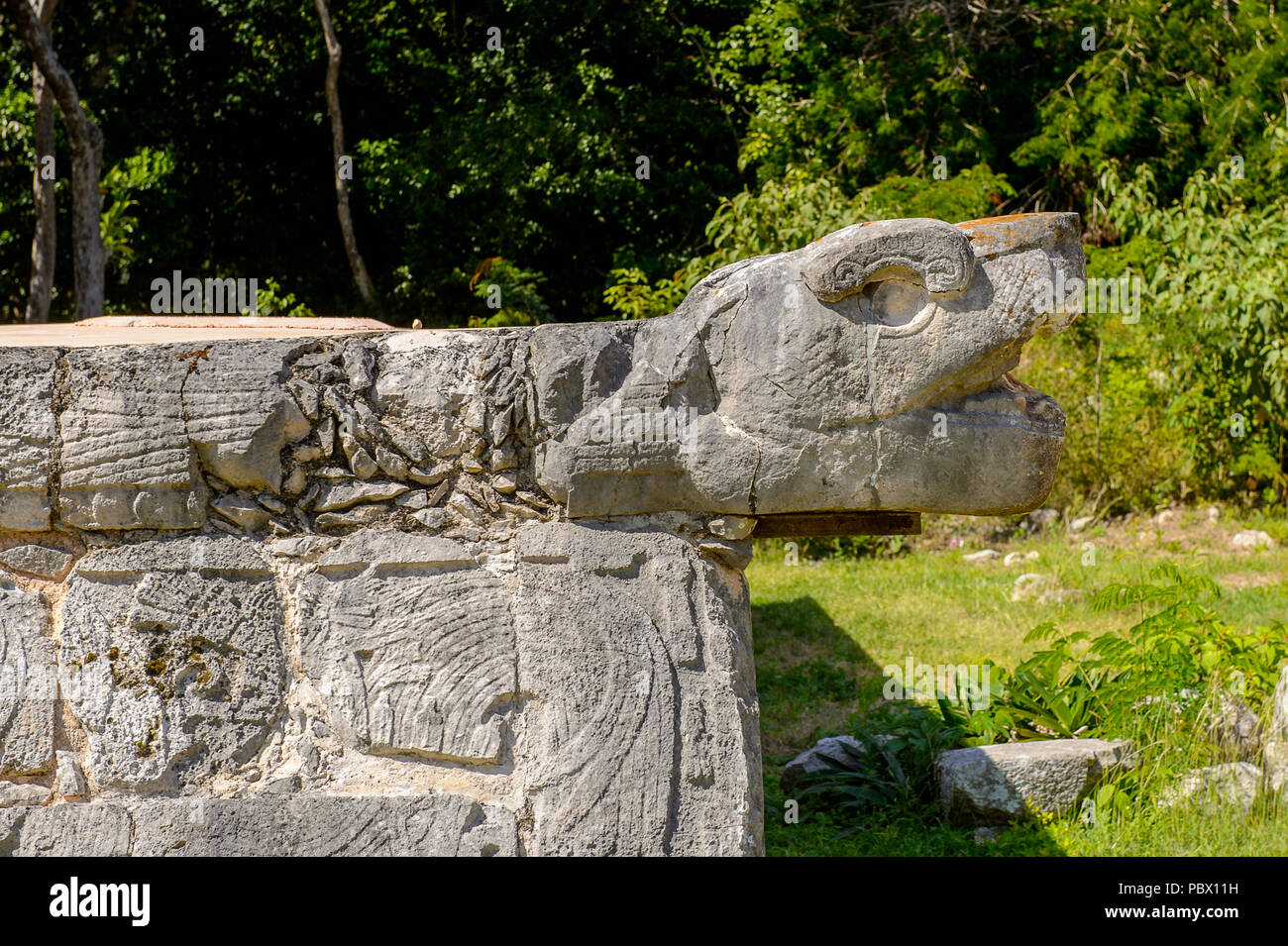 Serpent à plumes, plate-forme de Vénus, Chichen Itza, Tinum Municipalité, l'état du Yucatan. C'était une grande ville précolombienne construite par les Mayas de la ter Banque D'Images