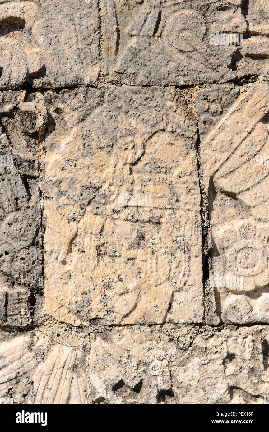 Sur les sculptures un temple de Chichen Itza, Tinum Municipalité, l'état du Yucatan. C'était une grande ville précolombienne construite par les mayas du Terminal Cl Banque D'Images