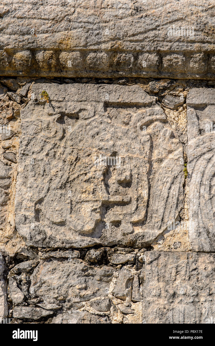 Sur les sculptures un temple de Chichen Itza, Tinum Municipalité, l'état du Yucatan. C'était une grande ville précolombienne construite par les mayas du Terminal Cl Banque D'Images