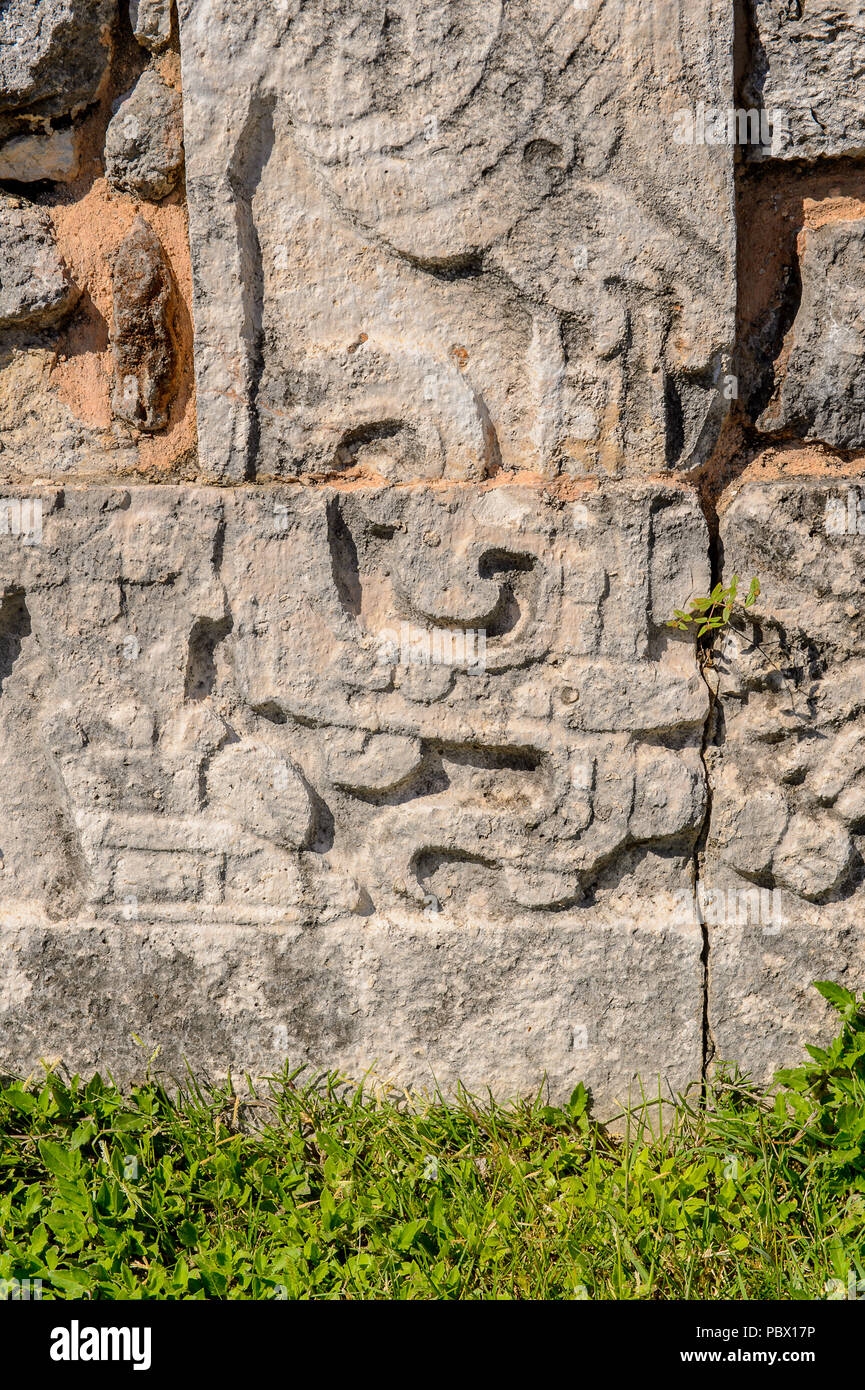 Sur les sculptures un temple de Chichen Itza, Tinum Municipalité, l'état du Yucatan. C'était une grande ville précolombienne construite par les mayas du Terminal Cl Banque D'Images