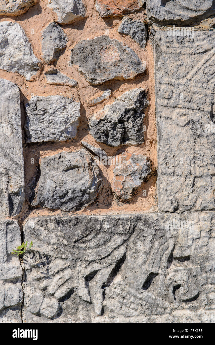 Sur les sculptures un temple de Chichen Itza, Tinum Municipalité, l'état du Yucatan. C'était une grande ville précolombienne construite par les mayas du Terminal Cl Banque D'Images