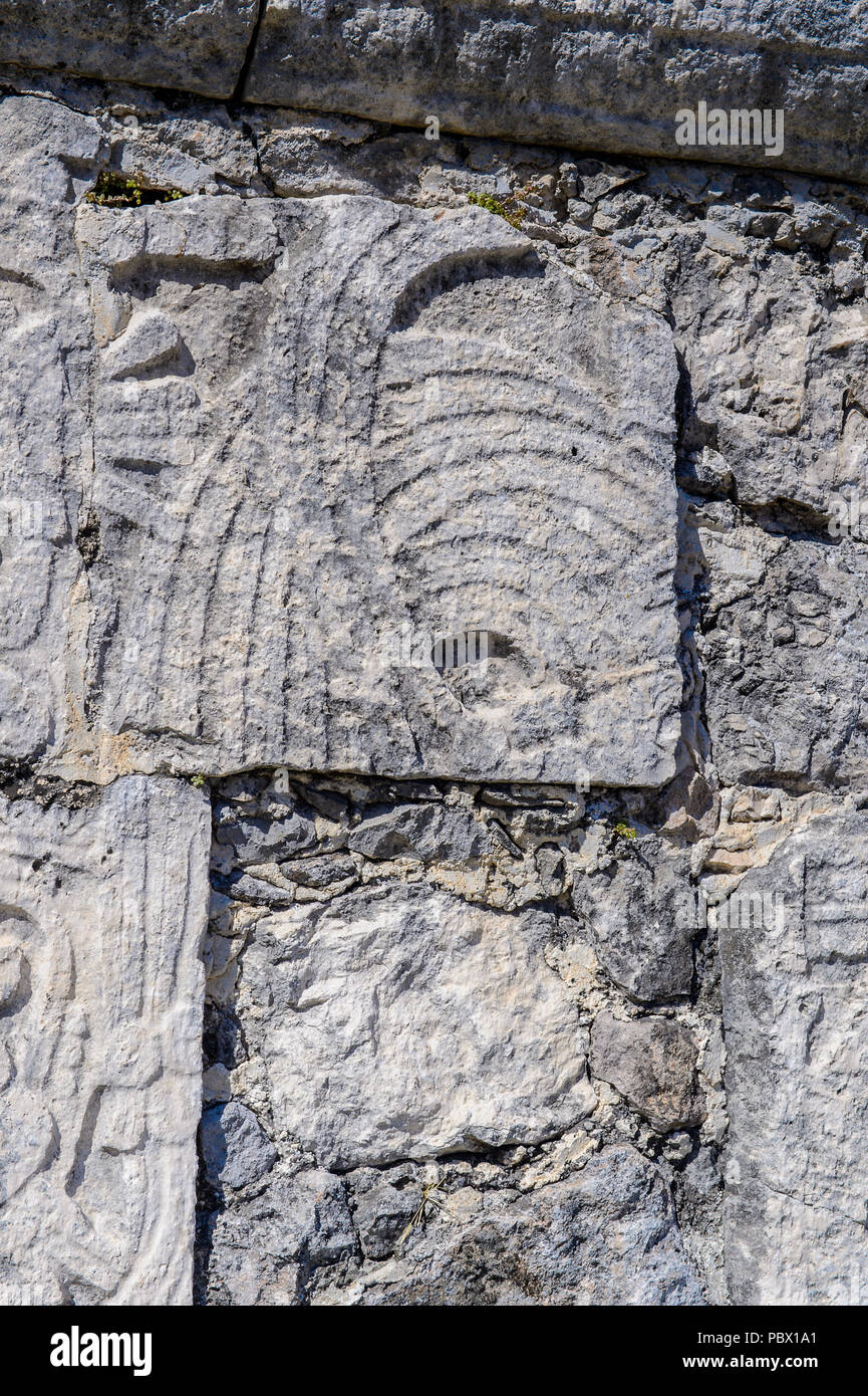 Sur les sculptures un temple de Chichen Itza, Tinum Municipalité, l'état du Yucatan. C'était une grande ville précolombienne construite par les mayas du Terminal Cl Banque D'Images