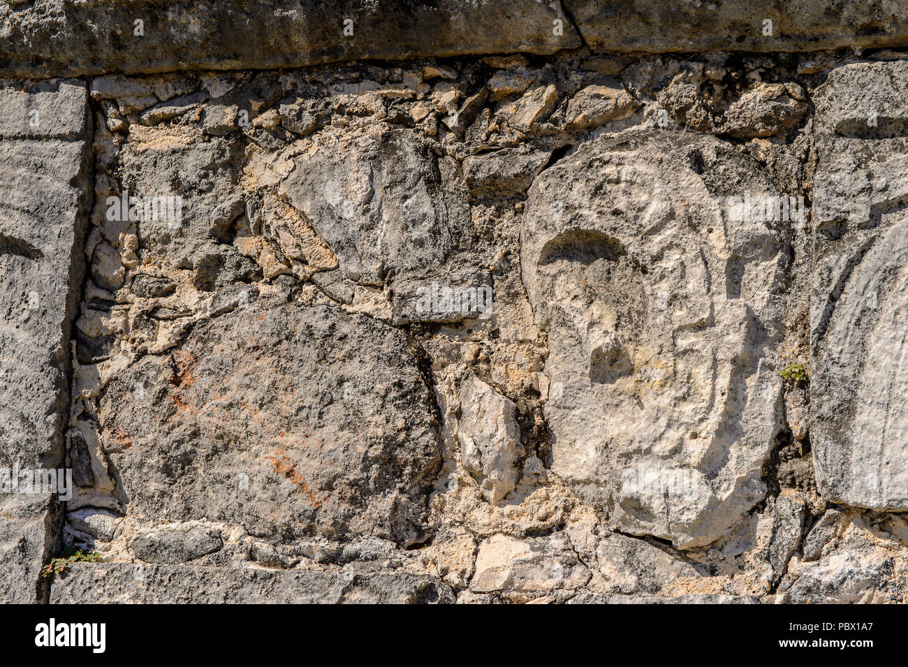 Sur les sculptures un temple de Chichen Itza, Tinum Municipalité, l'état du Yucatan. C'était une grande ville précolombienne construite par les mayas du Terminal Cl Banque D'Images