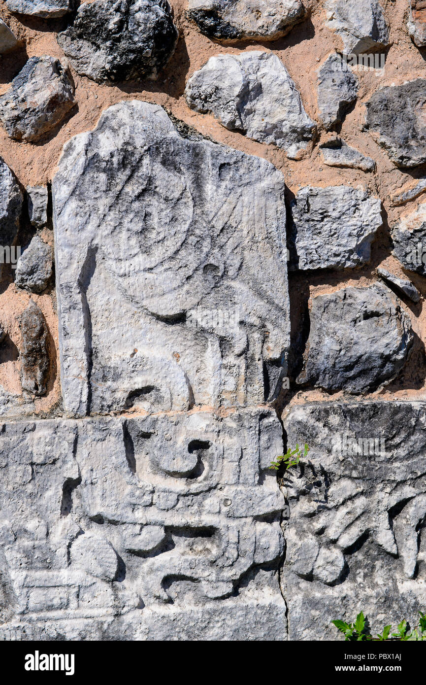 Sur les sculptures un temple de Chichen Itza, Tinum Municipalité, l'état du Yucatan. C'était une grande ville précolombienne construite par les mayas du Terminal Cl Banque D'Images