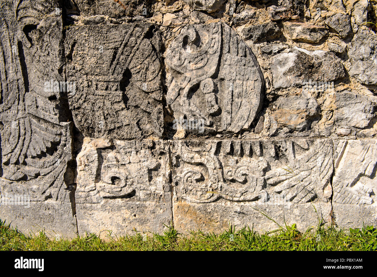 Sur les sculptures un temple de Chichen Itza, Tinum Municipalité, l'état du Yucatan. C'était une grande ville précolombienne construite par les mayas du Terminal Cl Banque D'Images