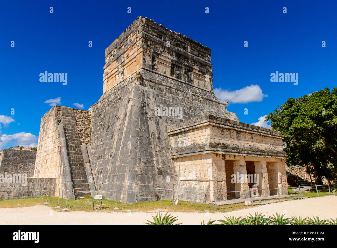 Temple, Chichen Itza, Tinum Municipalité, l'état du Yucatan. C'était une grande ville précolombienne construite par les Mayas de la période classique de Terminal. UN Banque D'Images