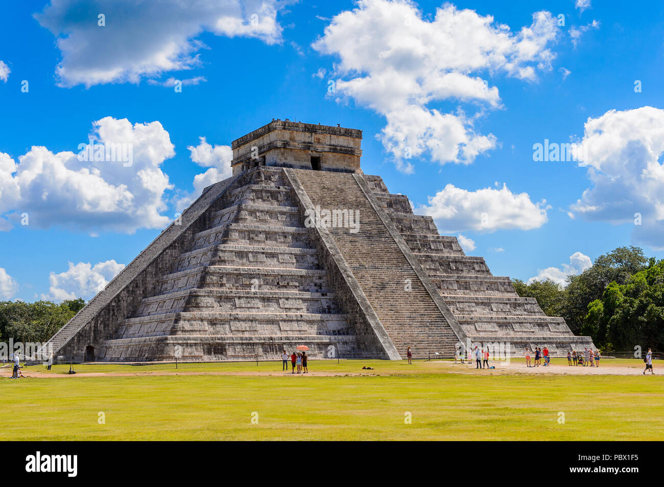 El Castillo (Temple de Kukulcan), une étape mésoaméricain-pyramide, Chichen Itza. C'était une grande ville précolombienne construite par les Mayas de la termin Banque D'Images