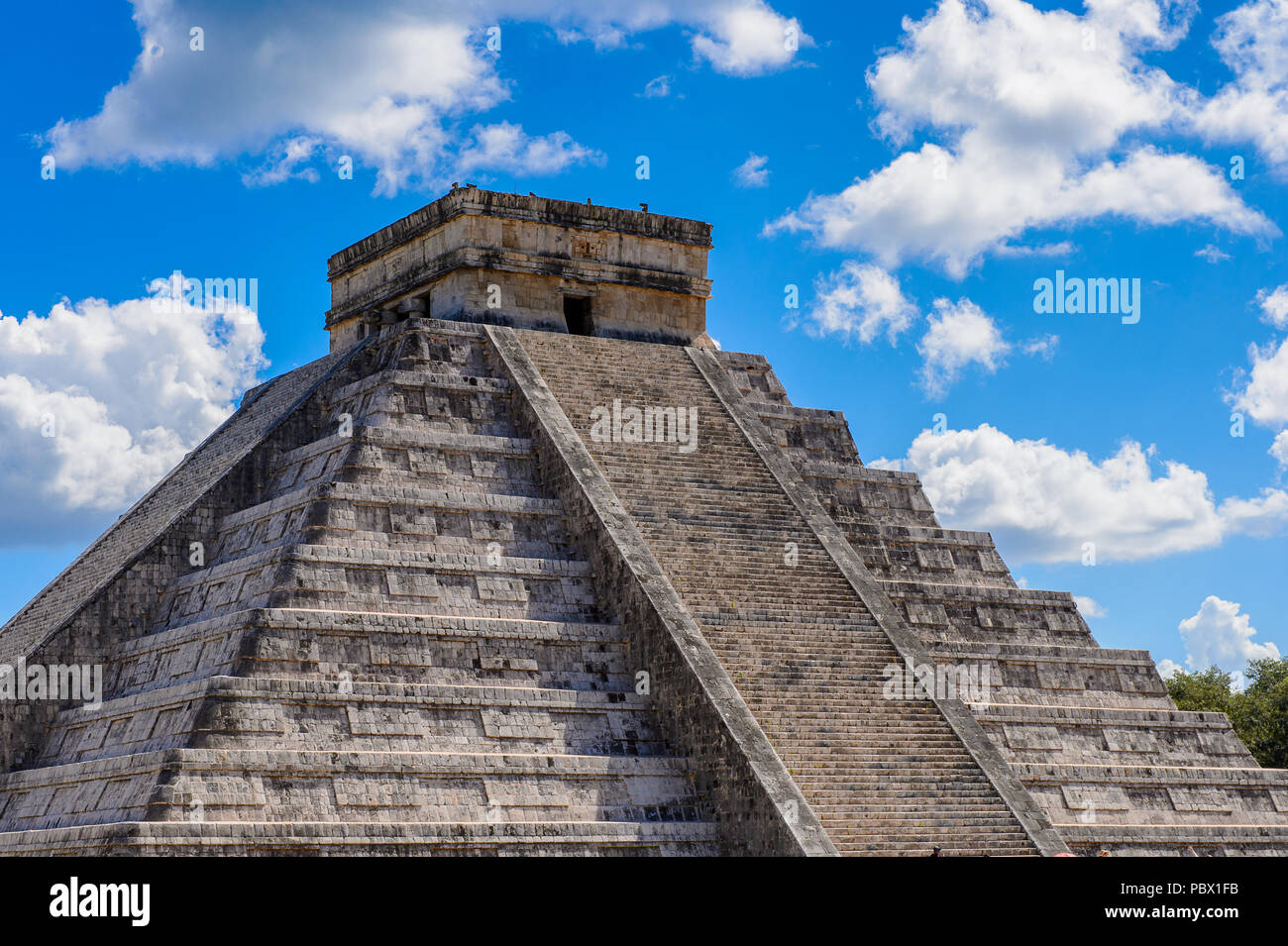 El Castillo (Temple de Kukulcan), une étape mésoaméricain-pyramide, Chichen Itza. C'était une grande ville précolombienne construite par les Mayas de la termin Banque D'Images