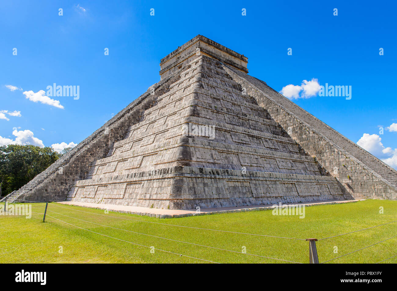 El Castillo (Temple de Kukulcan), une étape mésoaméricain-pyramide, Chichen Itza. C'était une grande ville précolombienne construite par les Mayas de la termin Banque D'Images