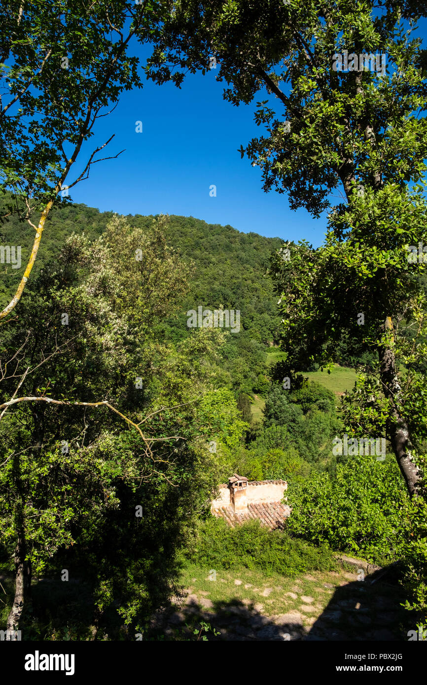 À plus de tuiles en terre cuite rouge à la campagne près de Santa Pau, Catalogne, Espagne Banque D'Images