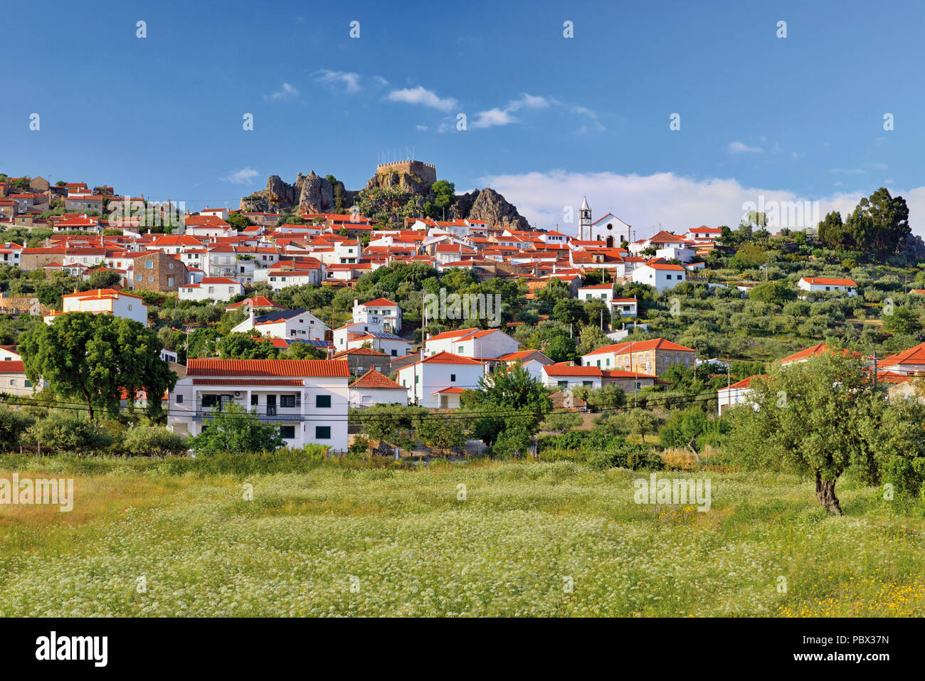 Vue d'un charmant petit village avec une ruine du château sur le haut Banque D'Images