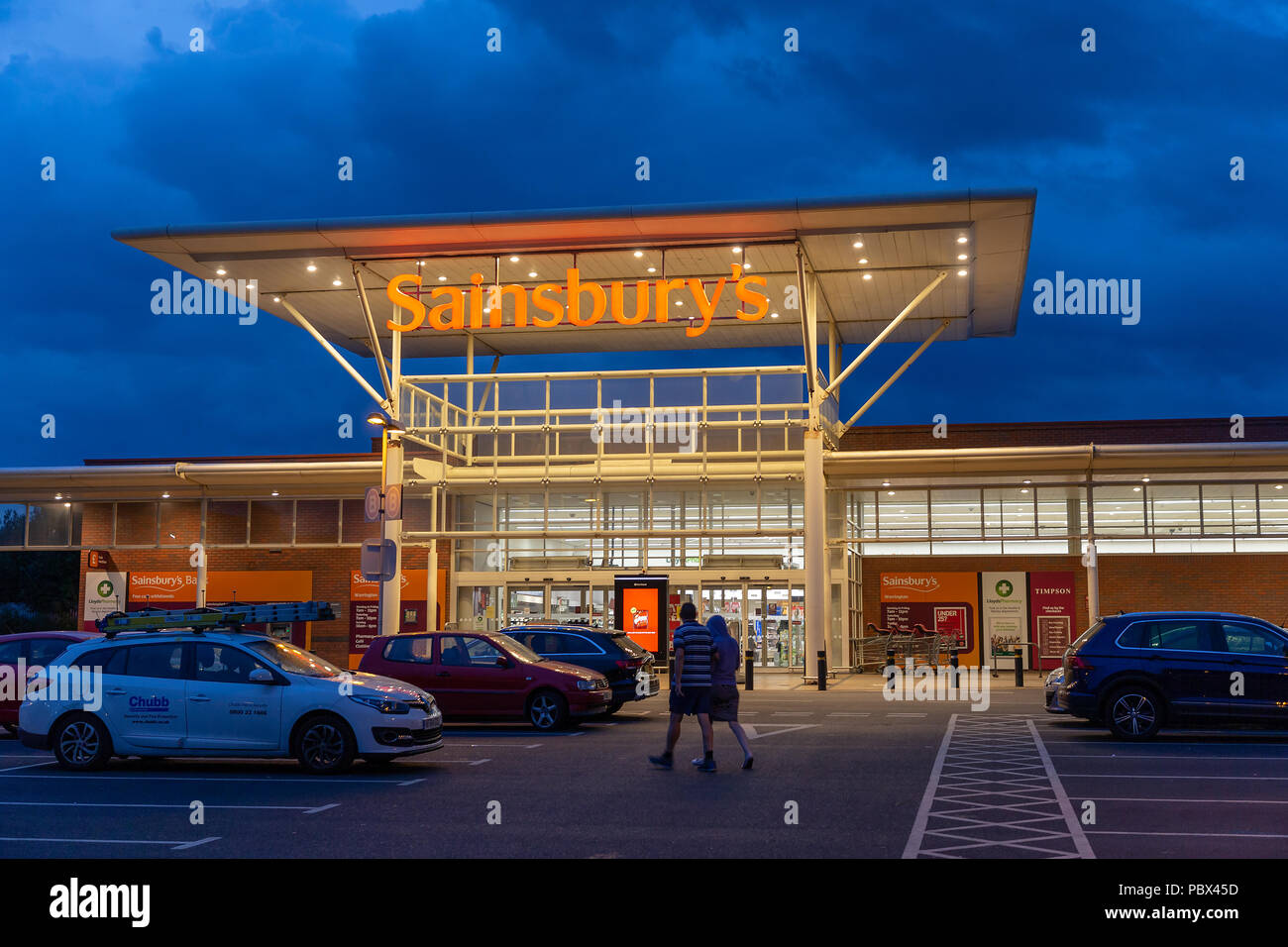 Sainsbury's store front sur un tard le soir dans la rue de l'Église, Warrington, Cheshire, England, UK Banque D'Images