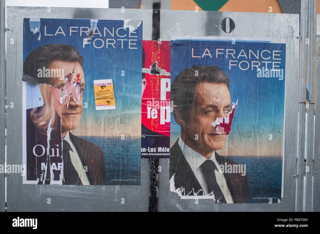 Français déchiré affiche électorale pour Nicolas Sarkozy, "La France forte". Banque D'Images