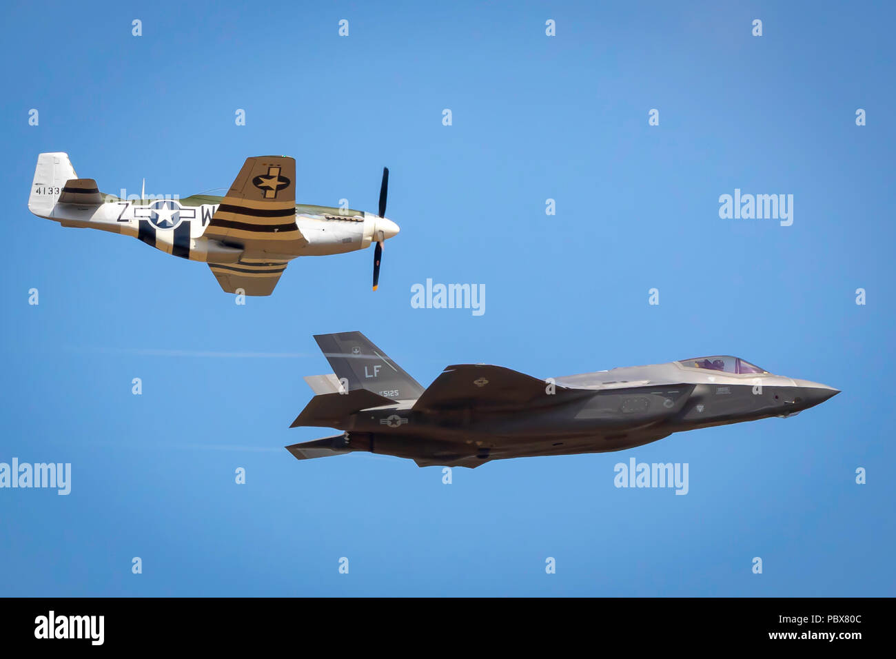 Fairford, Gloucestershire, Royaume-Uni - Juillet 14th, 2018 : le patrimoine de l'US Air Force, vol, P-51 Mustang et Spitfire F-35 Lightning 2 affichage à RIAT 2018 Banque D'Images