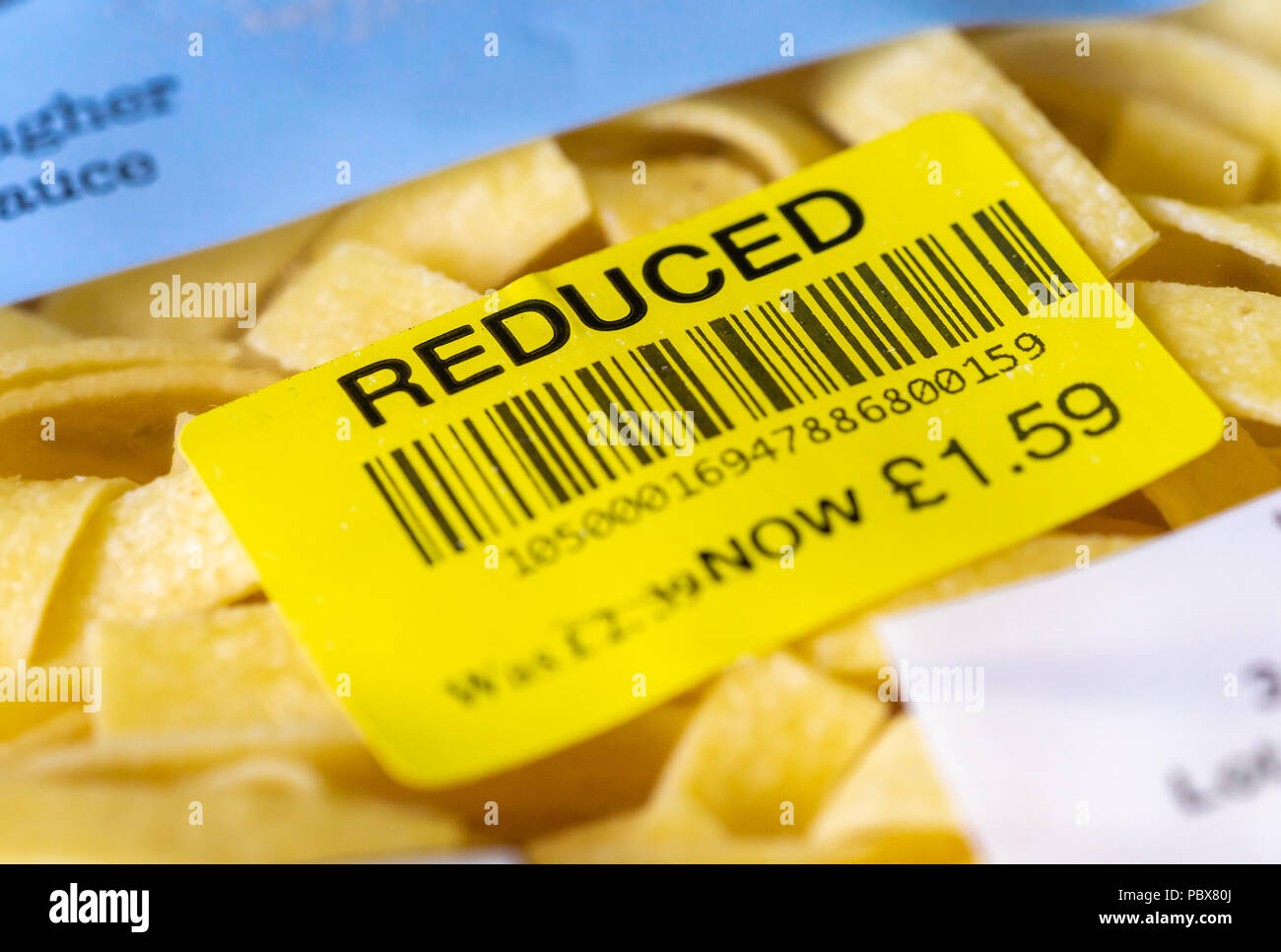 Code-barres jaune d'étiquette alimentaire à prix RÉDUIT trouvé sur un sac de pâtes dans un supermarché britannique Banque D'Images