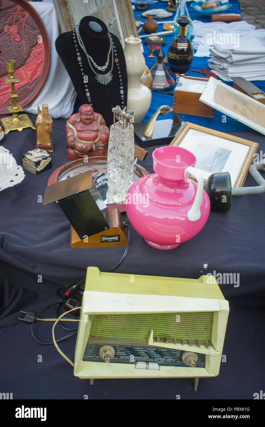 Un marché d'antiquités ou de brocantes à Honfleur, Normandie, France Banque D'Images